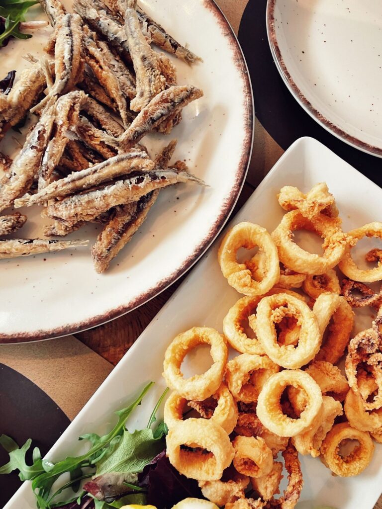 Fritura de boquerones y calamares servida en dos platos